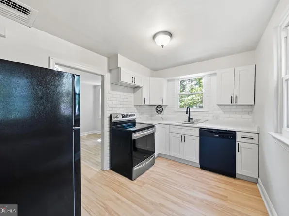725 Irvington Pl, Chester, PA 19013