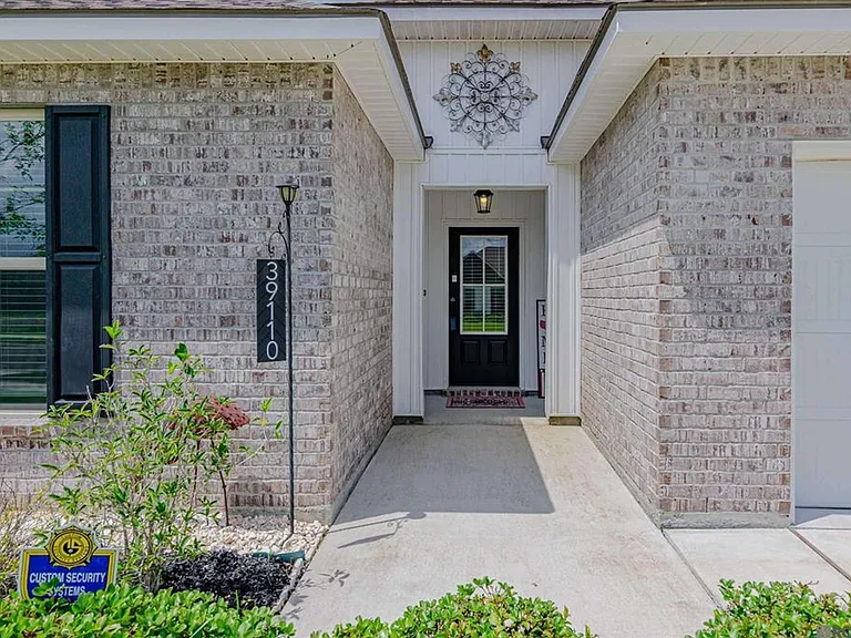 39110 Forestwood Ave — Photo 2