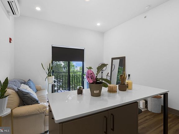 5th image of 1935 E Hazzard St #403