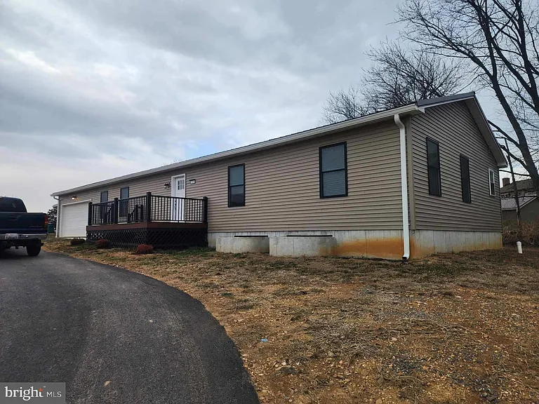 235 Hickory Dr — Photo 3