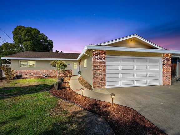 3rd image of 1803 Oxford Ct