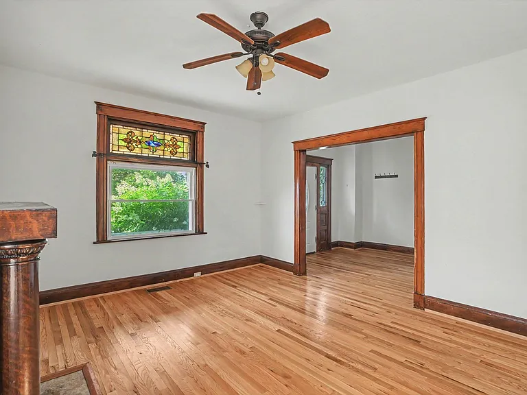 2428 Robertson Ave — Photo 4
