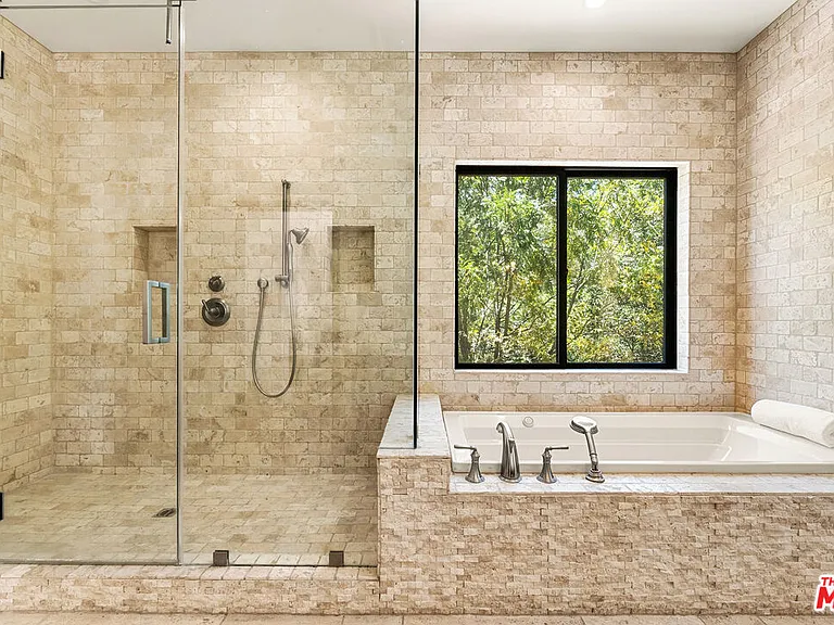 8836 Wonderland Ave — Photo 36