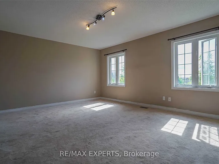 33 Saltspring Dr — Photo 14