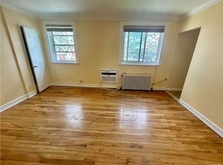 7522 255th St, Glen Oaks, NY 11004