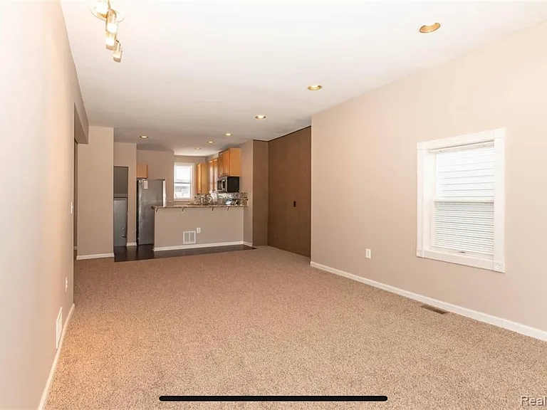 118 S Laurel St — Photo 6