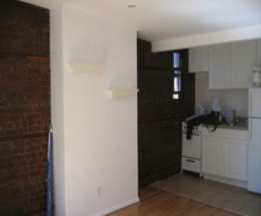 3rd image of 152 W 10th St