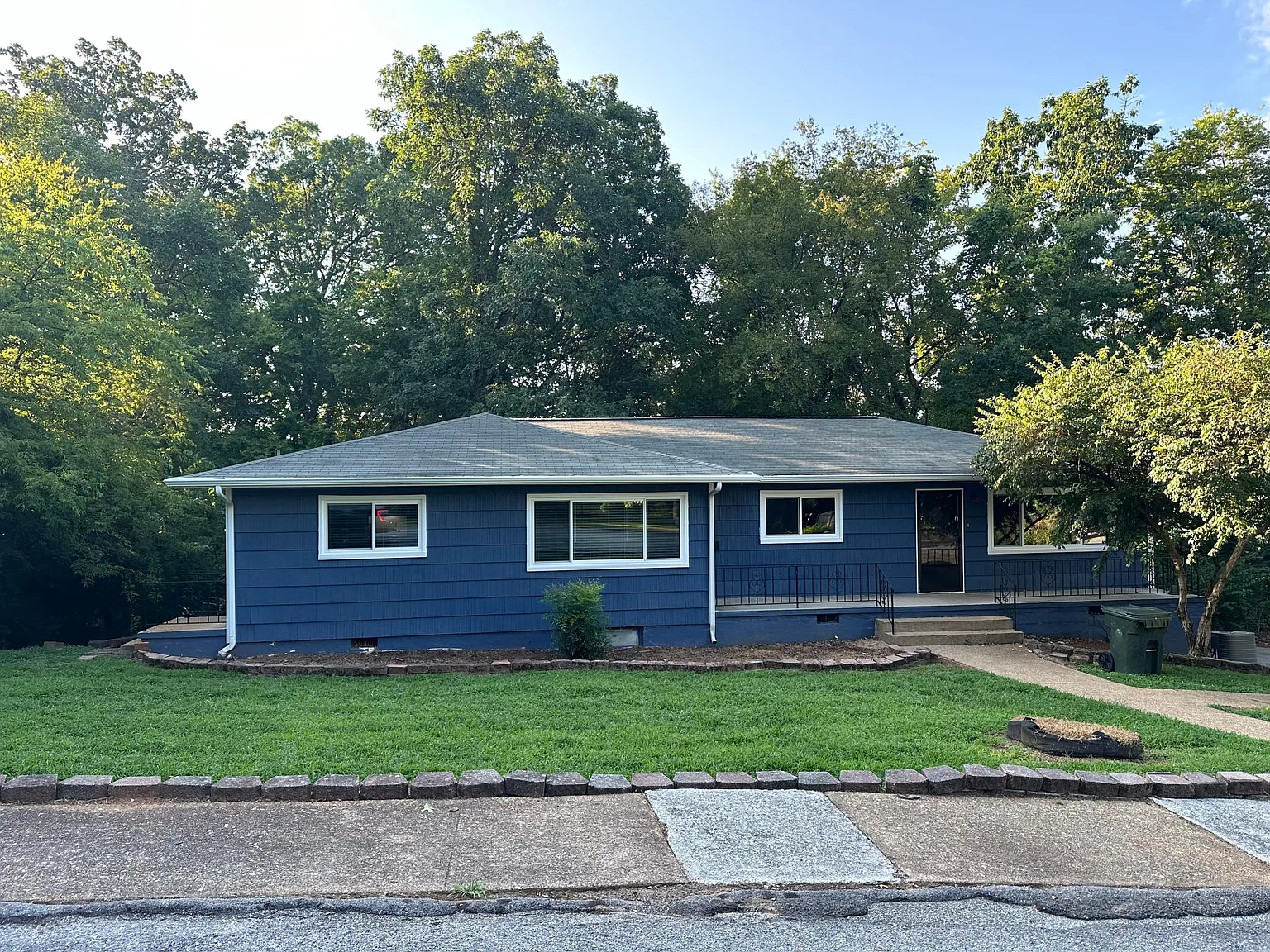 810 Cherokee Ln — Photo 1