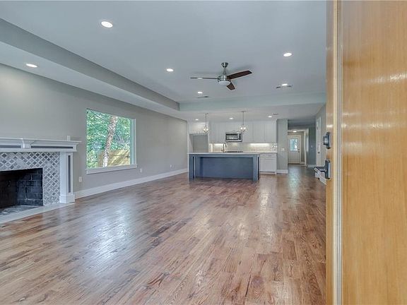 4th image of 2439 Southwood Dr
