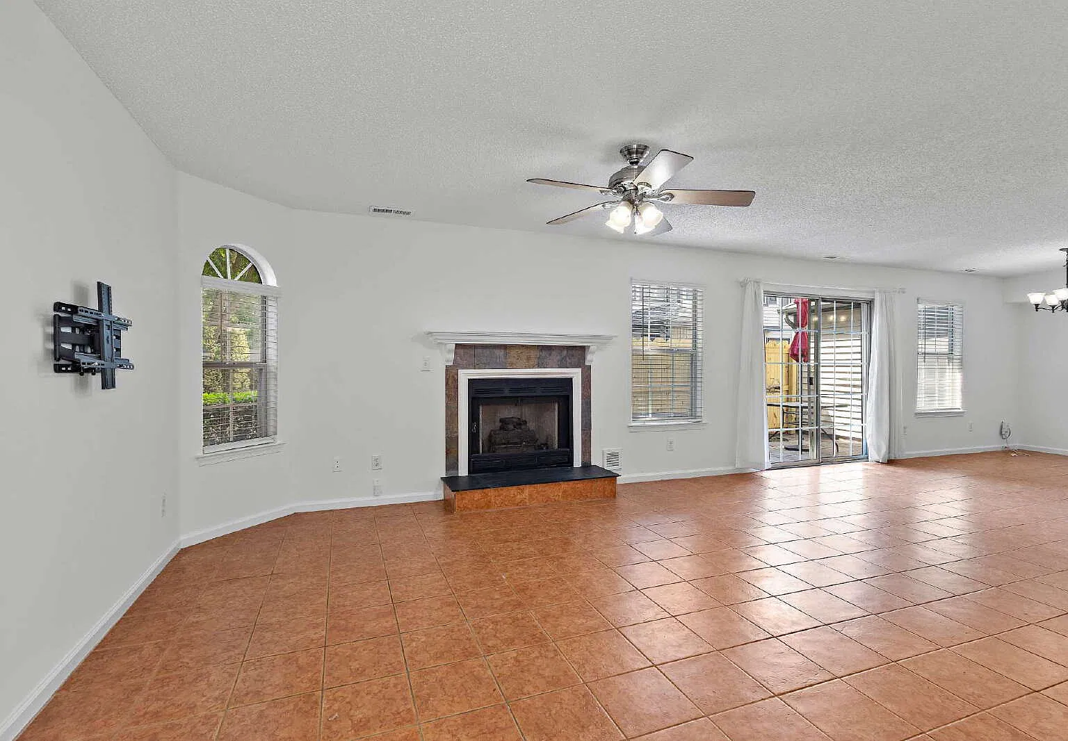 2 bed, 2.5 bath, 1300 sqft, $2,000 — Photo 3