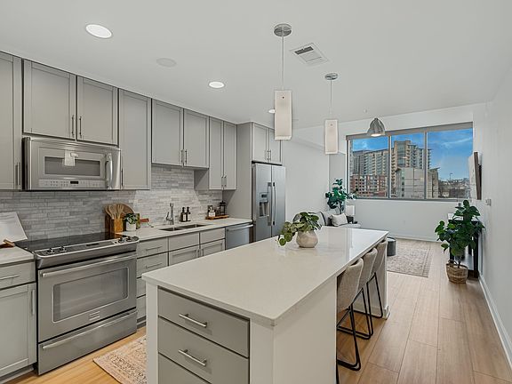 2nd image of 1212 Laurel St APT 206