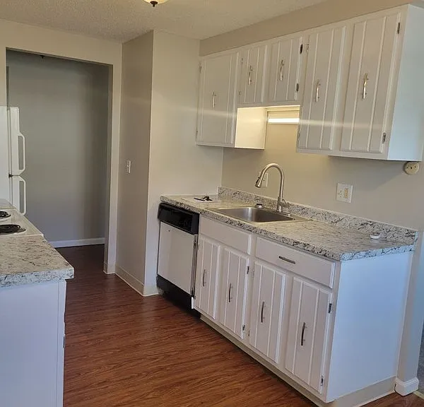 Tudor Lane Apartments — Photo 1