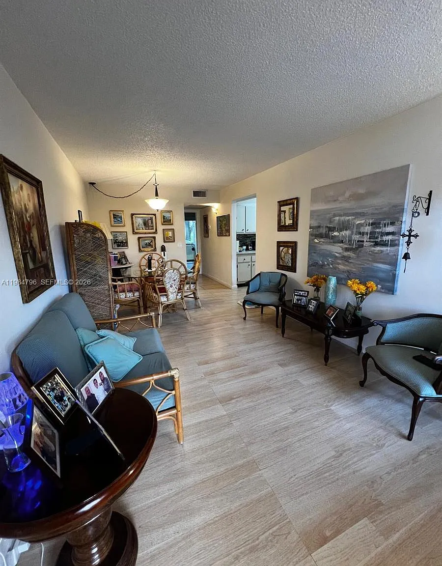 Ivanhoe West At Century V — Photo 2