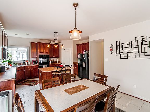 4th image of 1246 Colonial Park Dr