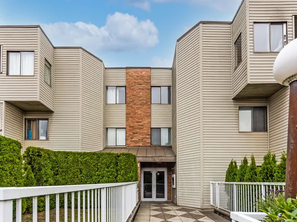 615 North Rd #314, Coquitlam, BC V3J 1P1