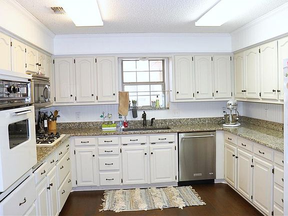 2nd image of 1400 Stratford Ln