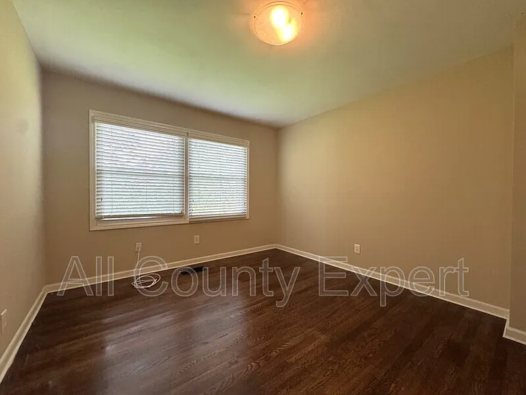 916 Zion Cir — Photo 11