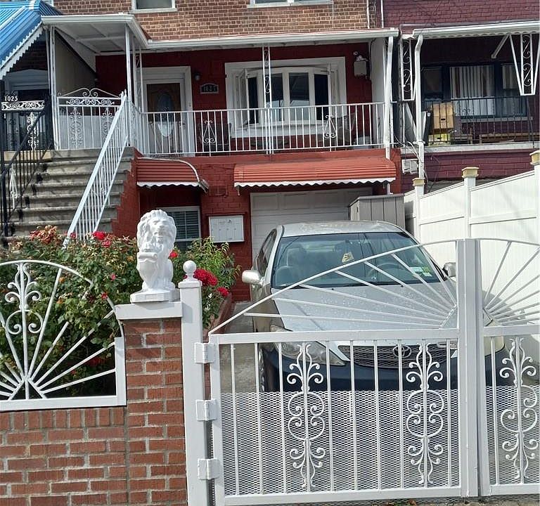 1st image of 1027 E 218th Street