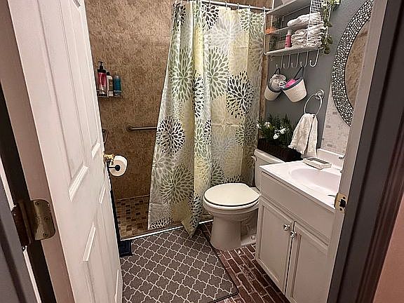 4th image of 5277 Chet Ave