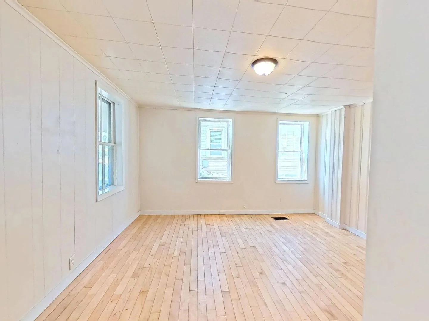4-Bed Farmhouse Minutes from UVM Campus (30 Chase St) — Photo 3