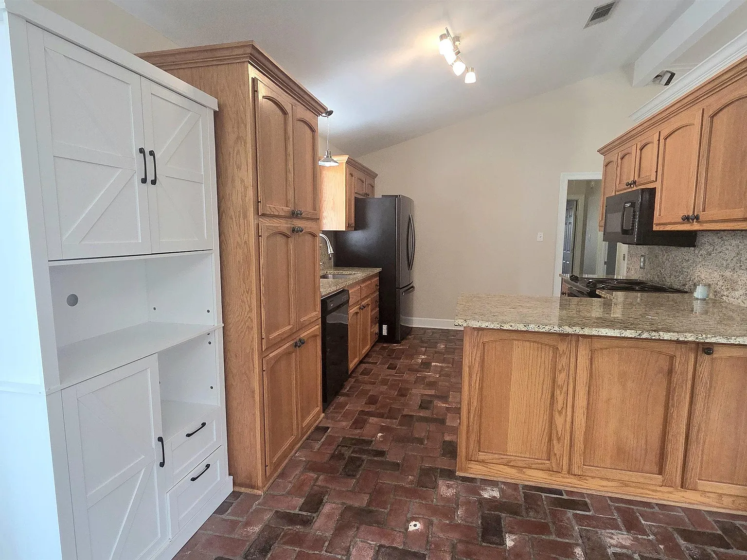 3 bed, 1600 sqft, $2,000 — Photo 2