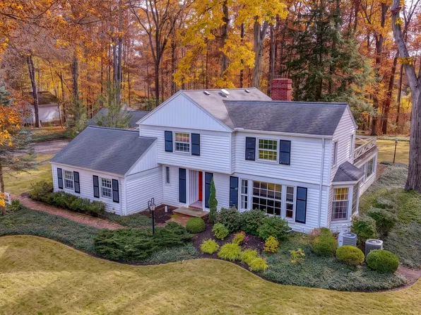 33600 Woodleigh Dr, Pepper Pike, OH 44124