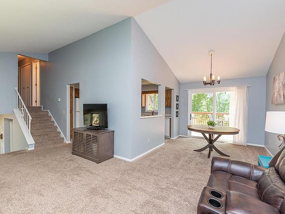 3rd image of 840 96th Ln NE