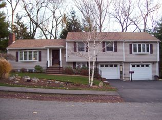 16 Mayfair Cir, Norwood, MA 02062