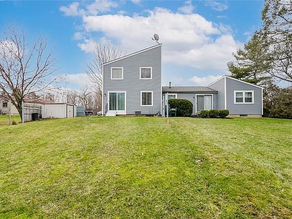 3rd image of 20 Hanningfield Cir
