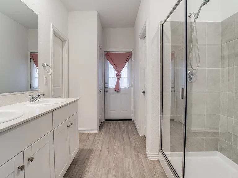 4913 Sagerun Dr — Photo 2