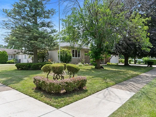 329 Marion Ct — Photo 3