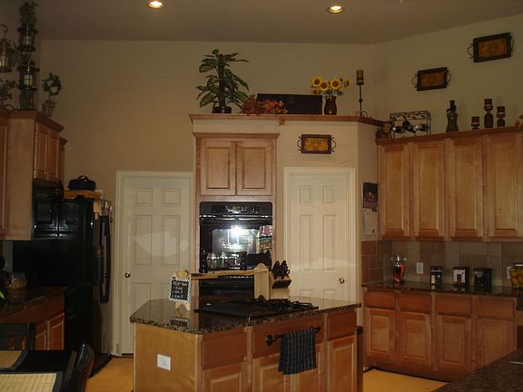 Gas/Indoor grill cooktop in island.