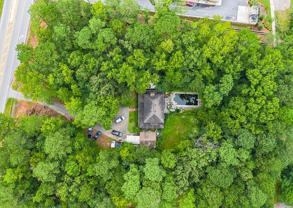 2nd image of 415 Lewiston Rd