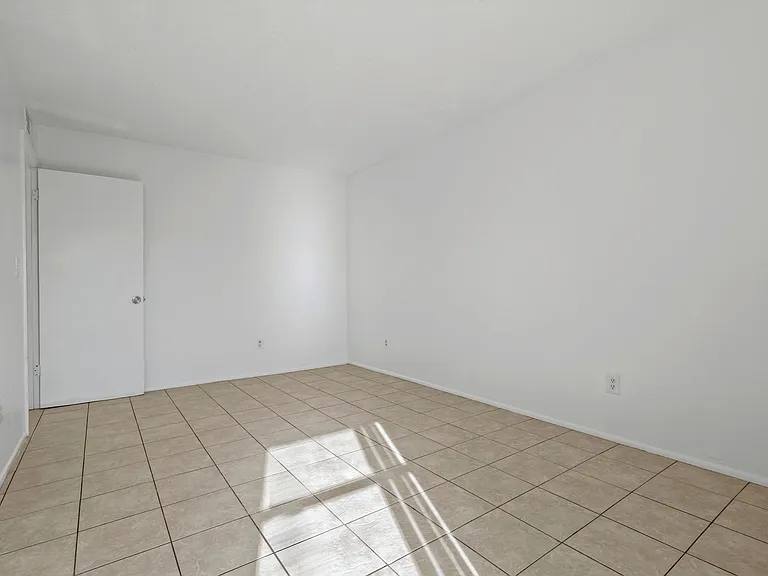 22-web-or-mls-2688 N 43rd Ave 29D--19_10012025