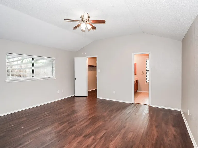 2614 Berkshire Ln — Photo 8