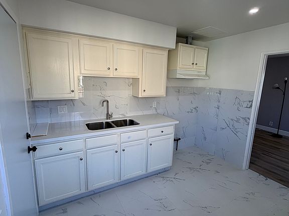 3rd image of 10916 Wilmington Ave #10916