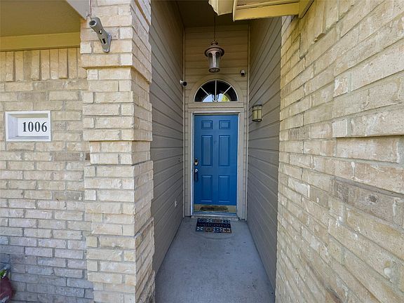 3rd image of 1006 Meadowbend Dr