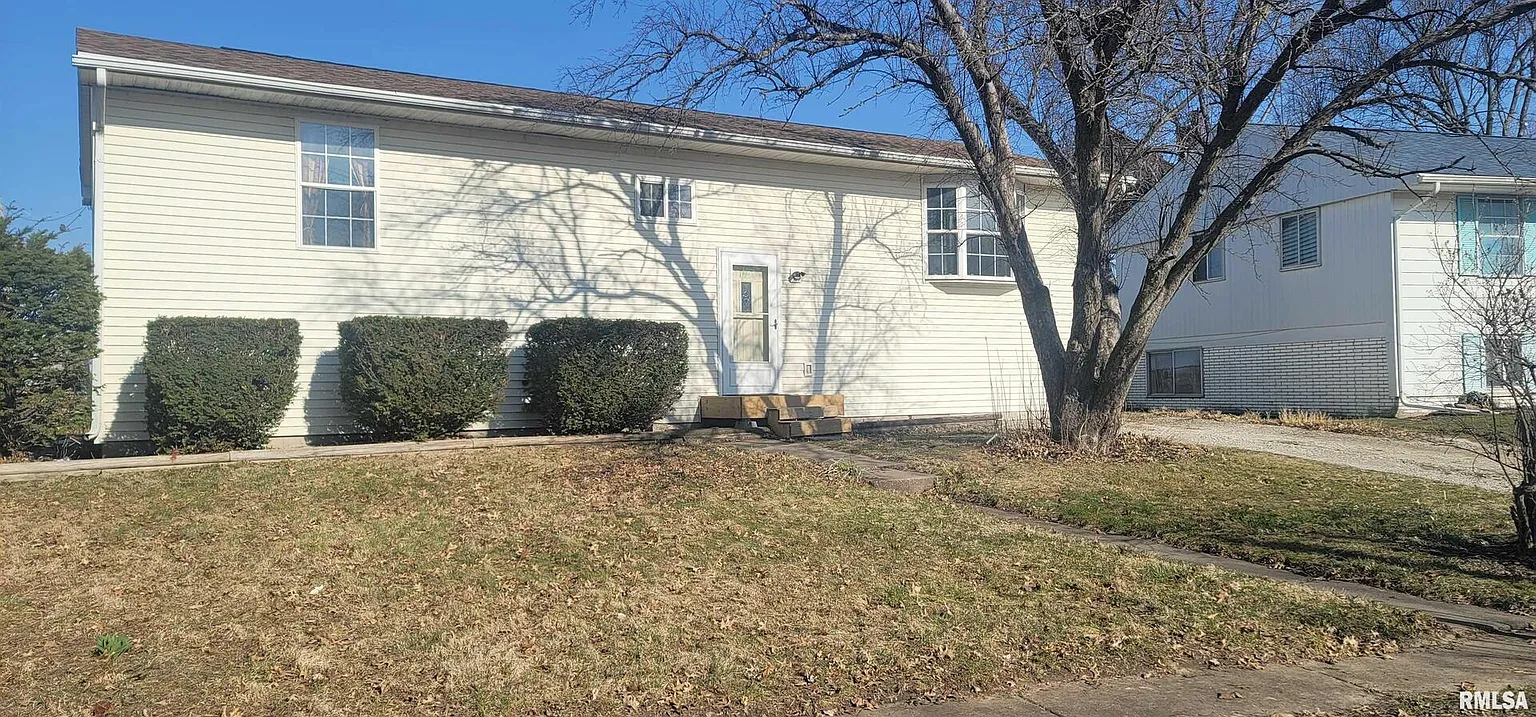 305 9th St E photo 1