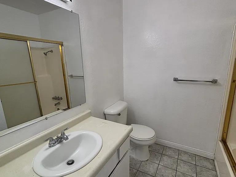 1517 Acacia #13 — Photo 3