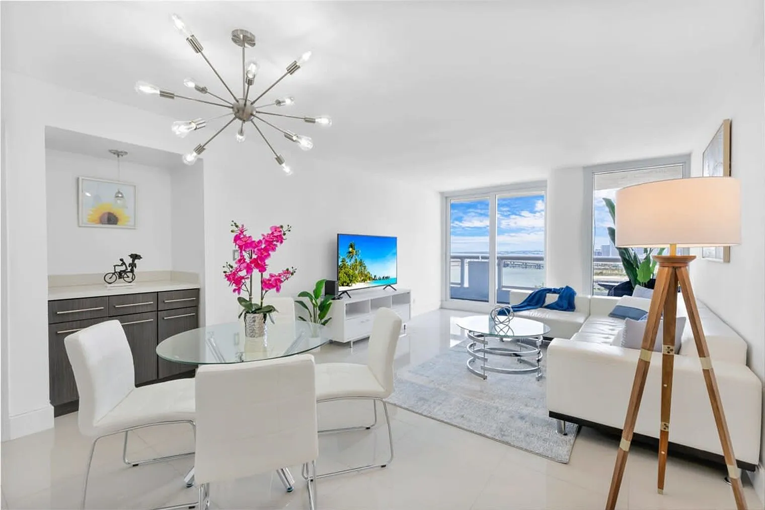 1 bed, 1.0 bath, 990 sqft, $7,692 — Photo 3
