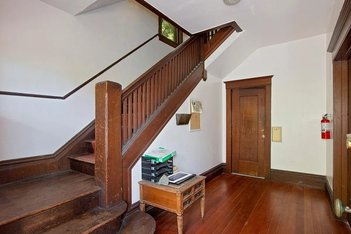 Building Photo - 2704 Virginia St 1/2-4