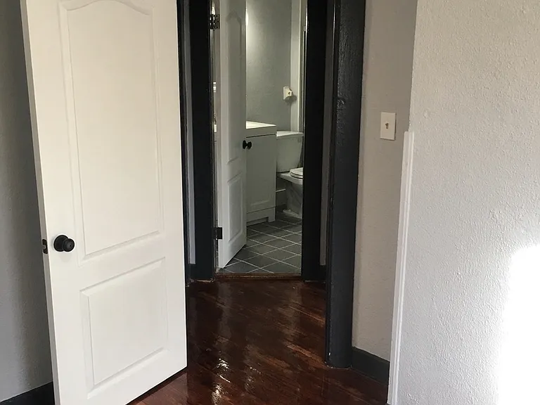 207 N Albany Ave — Photo 10
