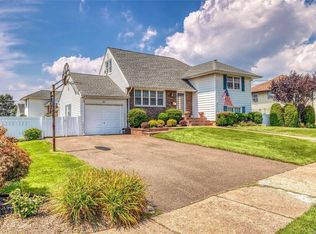 37 Manor Ln, Copiague, NY 11726