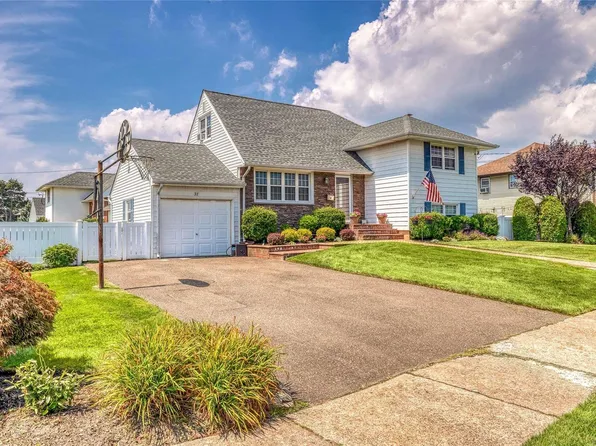 37 Manor Lane, Copiague, NY 11726