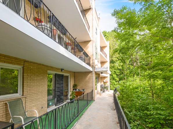 8604 W 95th Pl APT 202, Hickory Hills, IL 60457