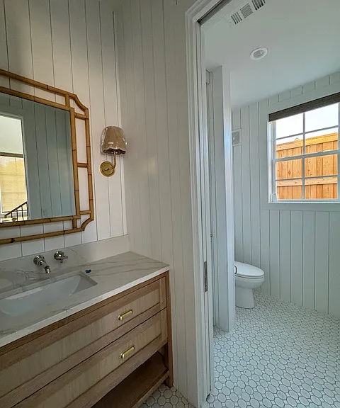 1st floor powder room/half bath in entryway