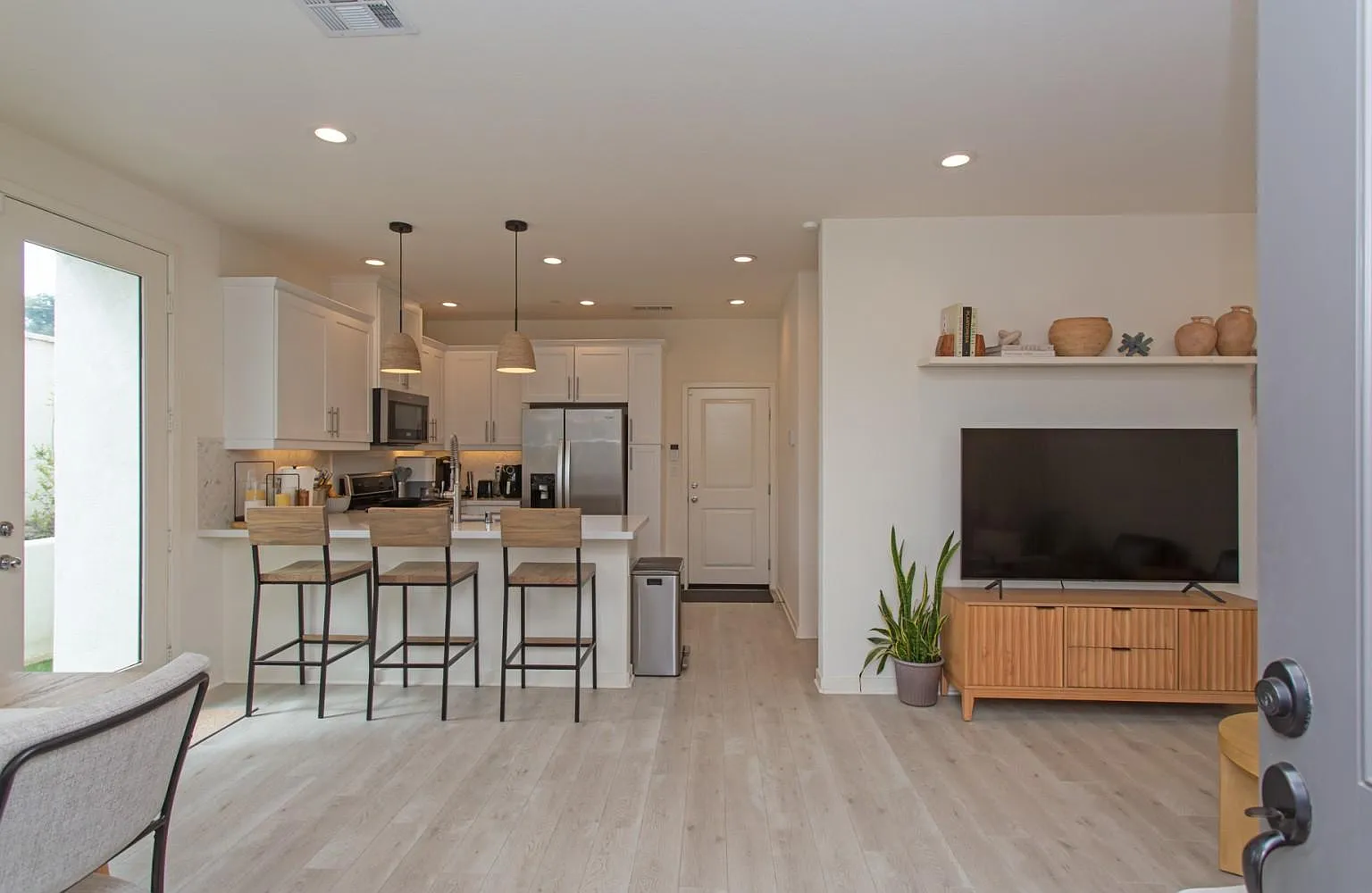 2 bed, 942 sqft, $3,425 — Photo 3
