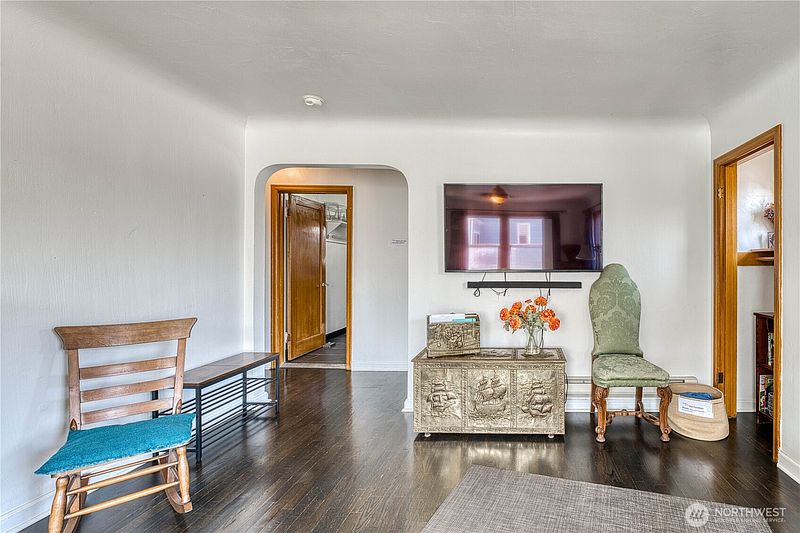 4th image of 2525 Veldee Avenue