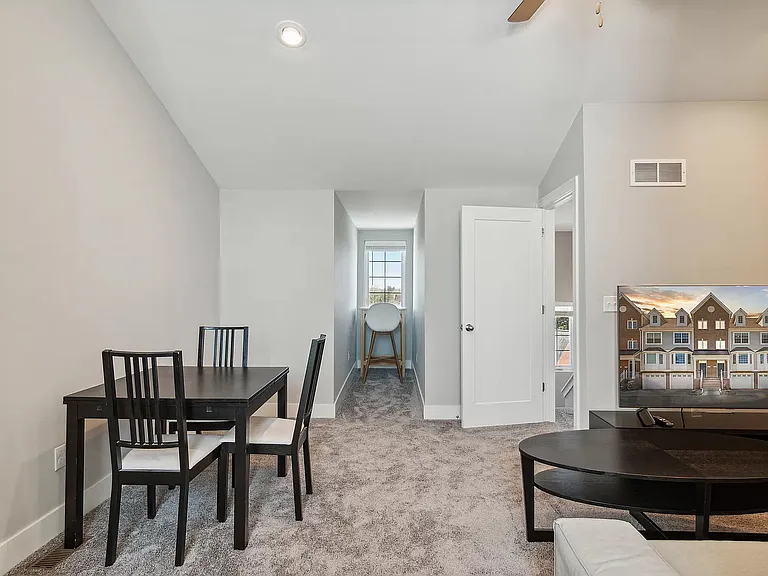 2535 W Towne St — Photo 20