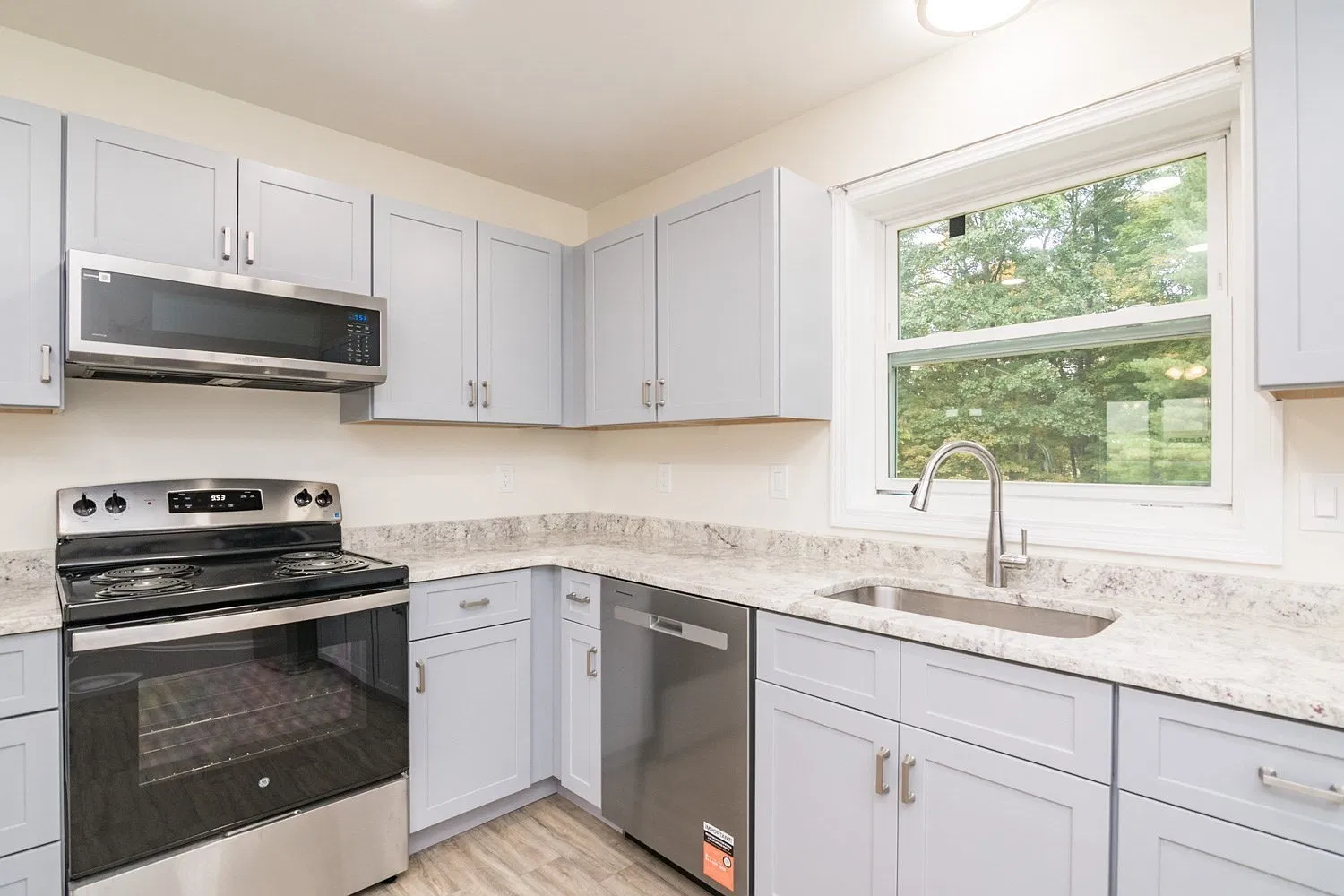 2 bed, 1.5 bath, 1176 sqft, $1,600 — Photo 4